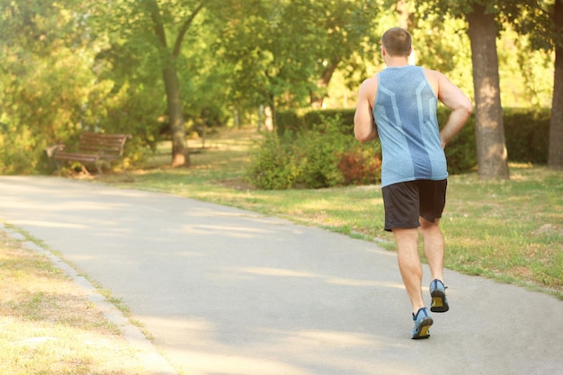 Giovane sportivo che corre all&#39;aperto