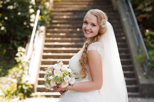 Giovane sposa al giorno delle nozze