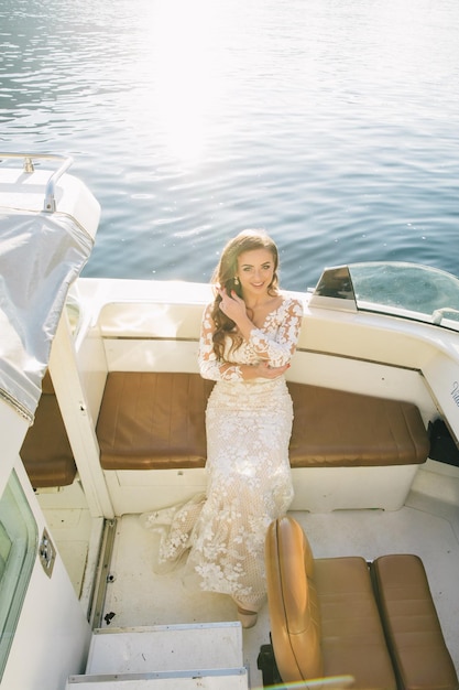 Giovane sposa caucasica su yacht sul lago di Como in Italia