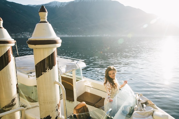 Giovane sposa caucasica su yacht sul lago di Como in Italia