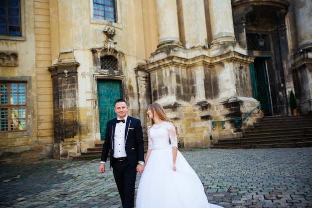 Giovane sposa e sposo alla moda di lusso