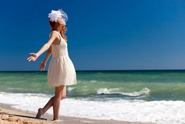 Giovane sposa in spiaggia