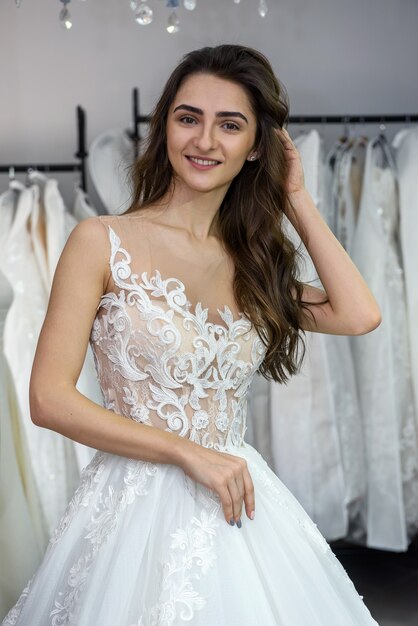 Giovane sposa sorridente in posa in abito da sposa