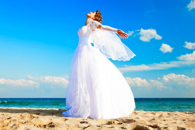 Giovane sposa sulla spiaggia