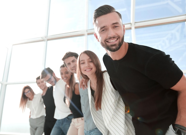 Giovane squadra di affari che sta nell'officephoto con lo spazio della copia