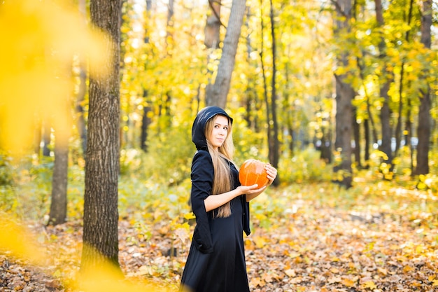 Giovane strega in una foresta. Strega di Halloween