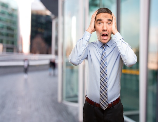 Giovane stressato facendo un gesto di depressione