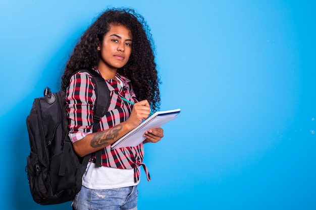 giovane studente africano con zaino sul retro