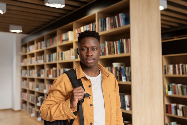 Giovane studente che impara in biblioteca