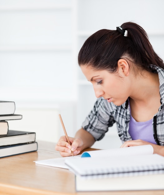 Giovane studente che scrive nel suo libro esrecise