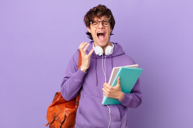 Giovane studente che sembra disperato, frustrato e stressato