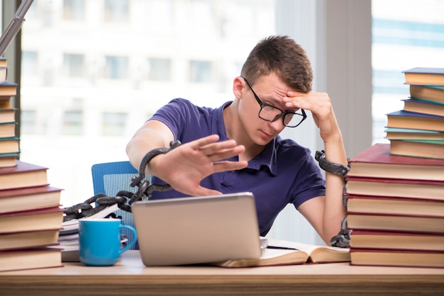 Giovane studente che si prepara per gli esami scolastici