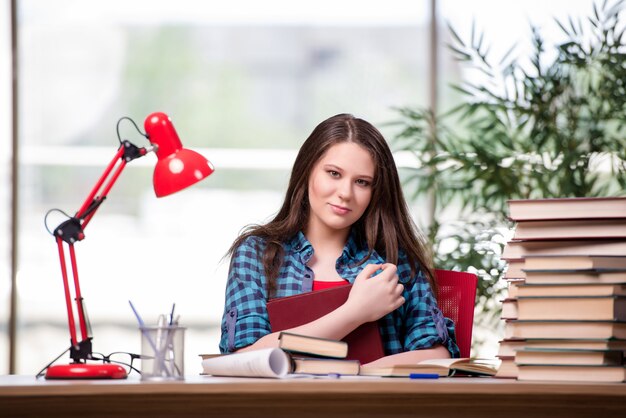 Giovane studente che si prepara per gli esami scolastici