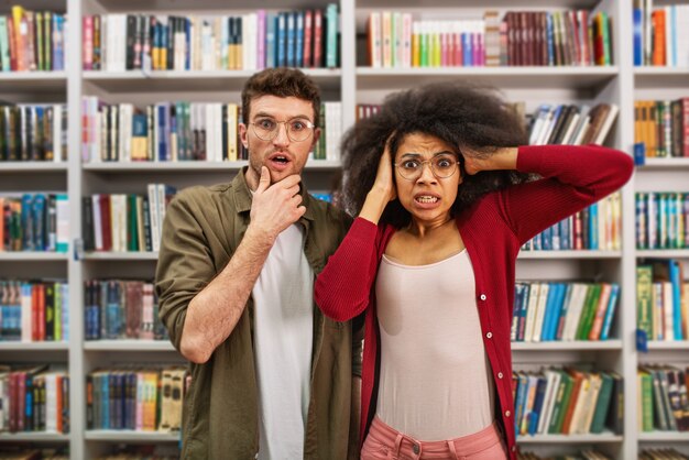 Giovane studente con espressione preoccupata in una libreria