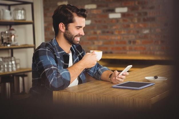 Giovane studente con il suo smartphone