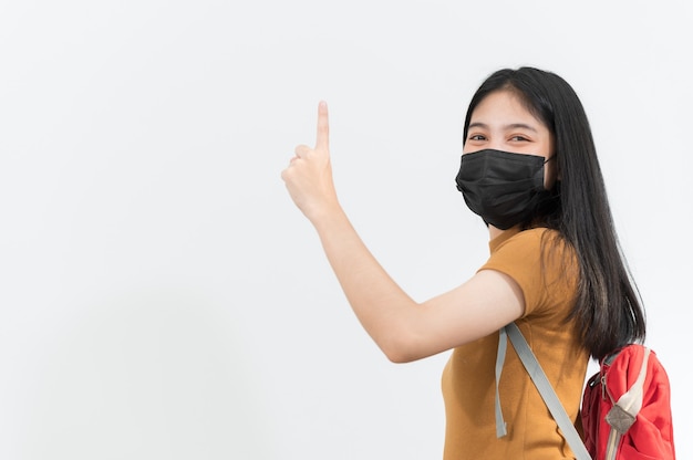 Giovane studente di college che indossa una maschera di panno nero, torna a scuola,