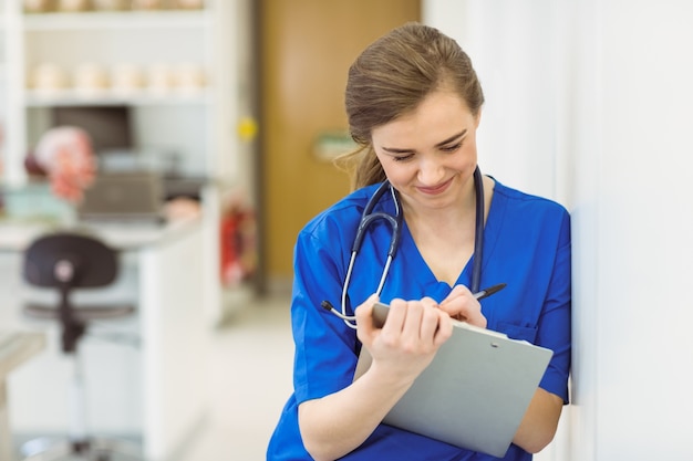 Giovane studente di medicina prendendo appunti