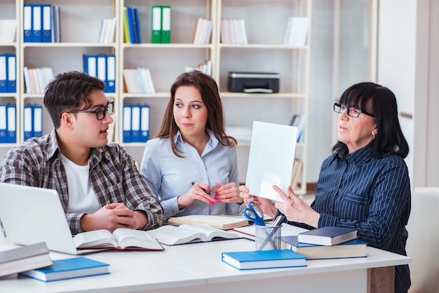 Giovane studente e insegnante durante la lezione di tutoraggio