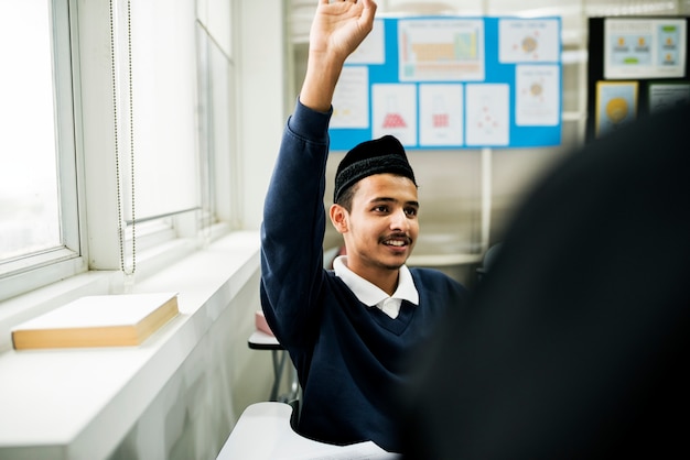 Giovane studente musulmano in classe