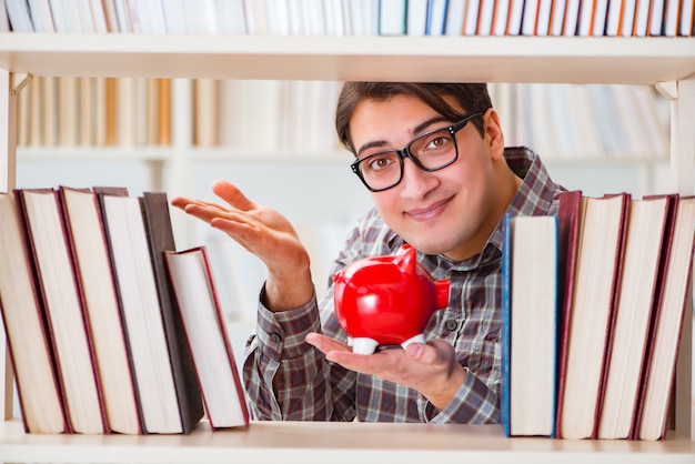 Giovane studente nel concetto costoso dei manuali