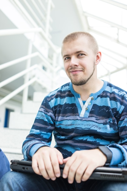 Giovane studente nell&#39;università del campus