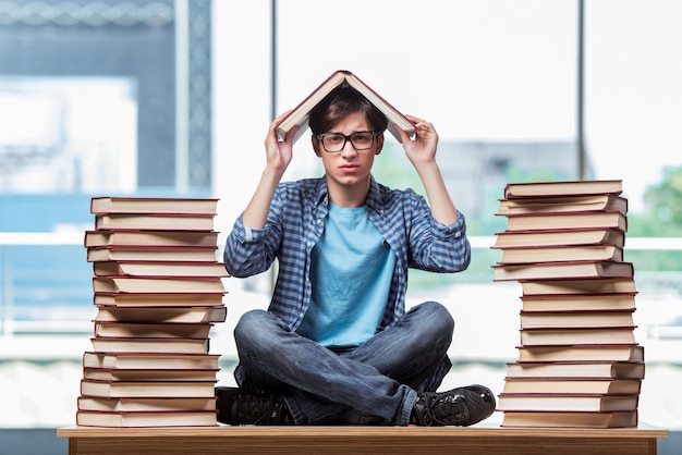 Giovane studente sotto stress prima degli esami