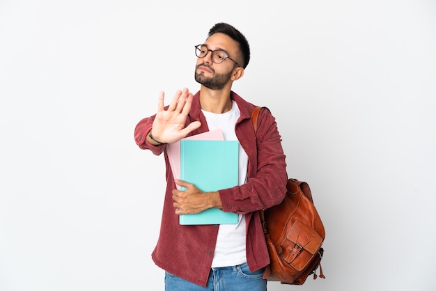 Giovane studente uomo isolato facendo gesto di arresto e deluso