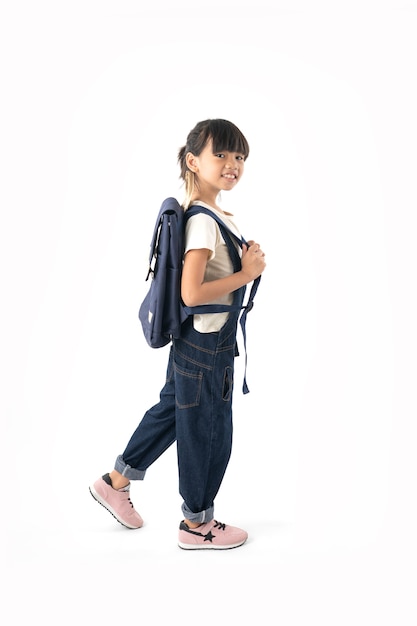 Giovane studentessa asiatica con la borsa di scuola isolata su bianco