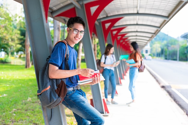 Giovane studentessa asiatica in università