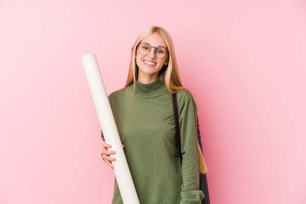 Giovane studentessa bionda di architettura felice, sorridente e allegra.