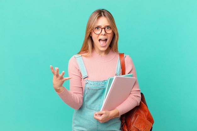 Giovane studentessa che sembra arrabbiata, infastidita e frustrata