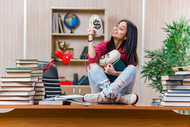 Giovane studentessa che si prepara per gli esami di scuola superiore