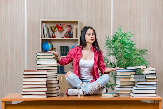 Giovane studentessa che si prepara per gli esami di scuola superiore