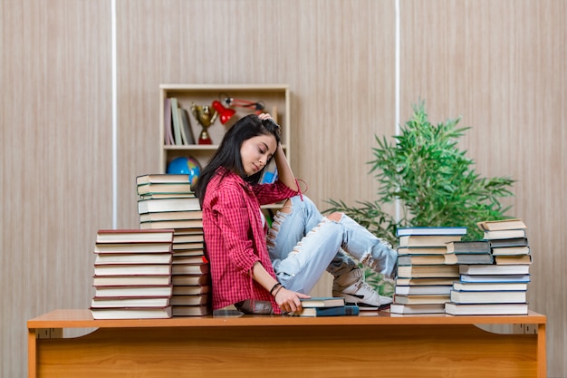 Giovane studentessa che si prepara per gli esami di scuola superiore