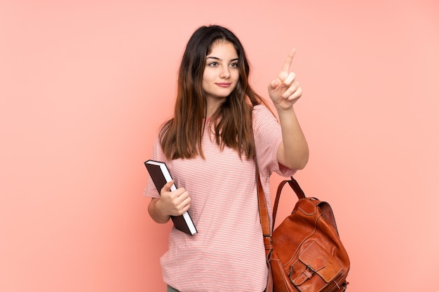 Giovane studentessa che va all'università