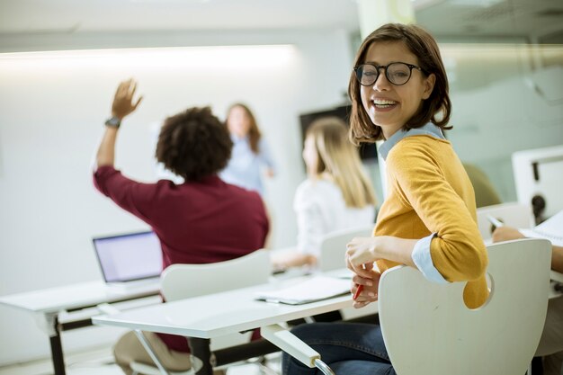 Giovane studentessa con gli occhiali in classe