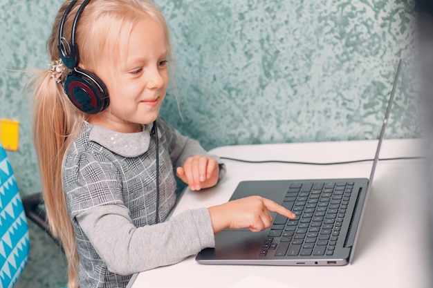 Giovane studentessa con laptop che impara e si prepara per tornare a scuola