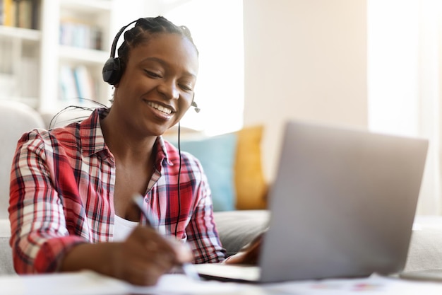 Giovane studentessa di colore che partecipa al webinar o alla formazione online