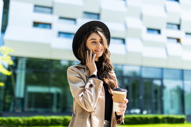 Giovane studentessa graziosa dall'università che parla sul telefono