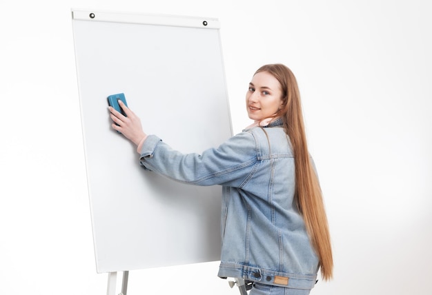 Giovane studentessa in abiti denim salviette con bordo bianco spugna isolato su sfondo bianco Concetto di educazione