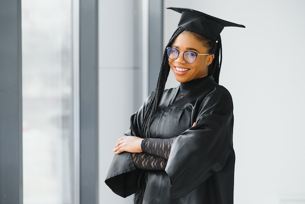 Giovane studentessa in abito che celebra la sua laurea