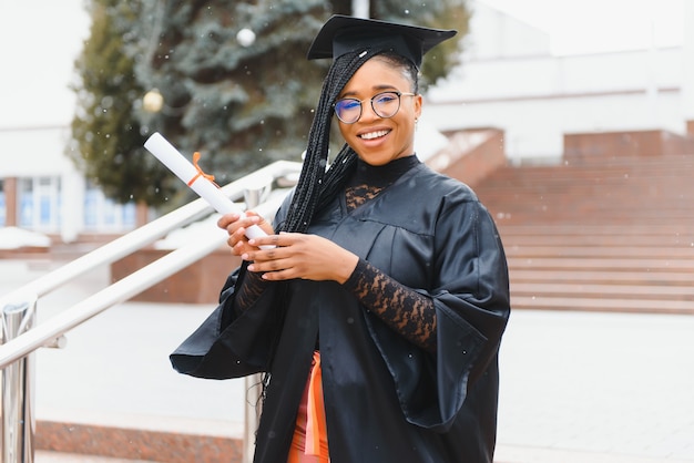 Giovane studentessa in abito che celebra la sua laurea