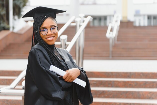 Giovane studentessa in abito che celebra la sua laurea