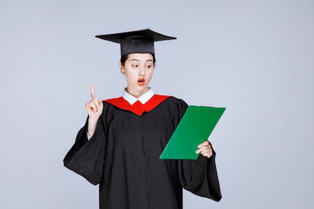 Giovane studentessa laureata in possesso di diploma. Foto di alta qualità