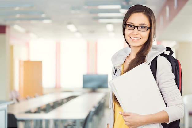 Giovane studentessa universitaria sullo sfondo