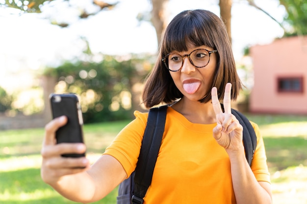 Giovane studentessa vince un parco usando il cellulare