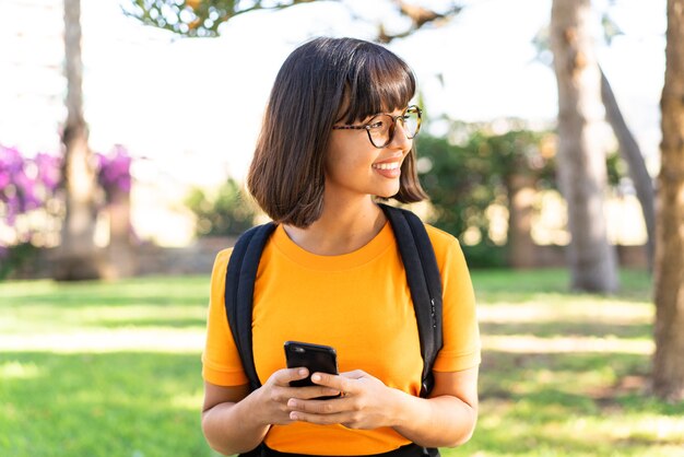 Giovane studentessa vince un parco usando il cellulare