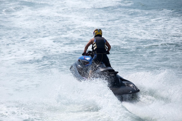 Giovane su Jet Ski.