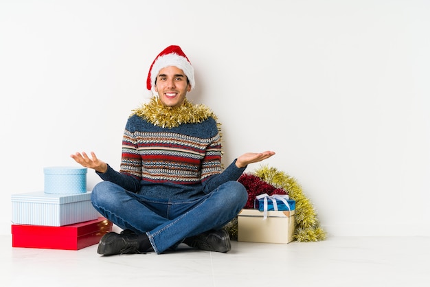 Giovane sulle dita dell'incrocio di giorno di Natale per avere fortuna