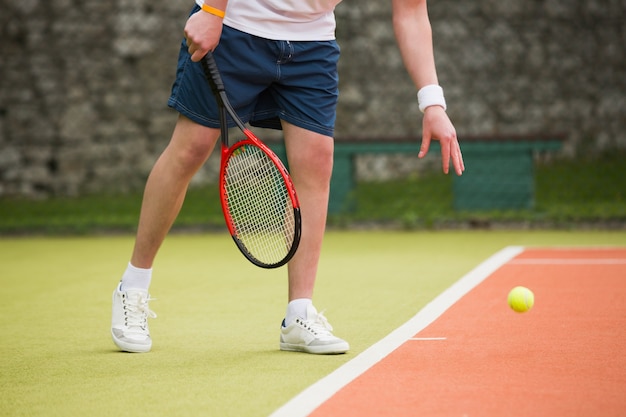 Giovane tennista che sta per servire